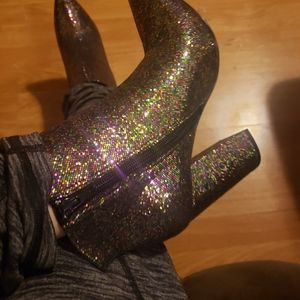 🤩🤩🔥🔥Gorgeous sparkle boots with heel